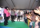 Polri Hadirkan Kepedulian, Berikan Trauma Healing bagi Pengungsi Gempa di Maumere