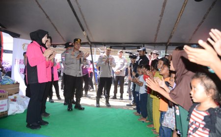 Polri Hadirkan Kepedulian, Berikan Trauma Healing bagi Pengungsi Gempa di Maumere