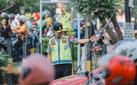 Kapolda Jatim Turun Langsung Pantau Pelayanan Lalu Lintas di Surabaya